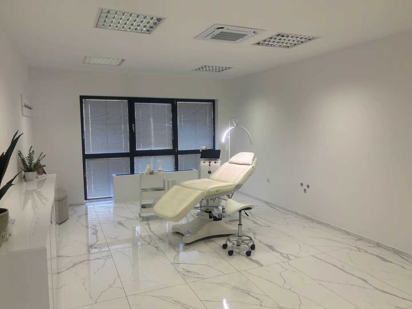 Salon Lumen v Novem mestu, Bršljin 41, notranji prostor